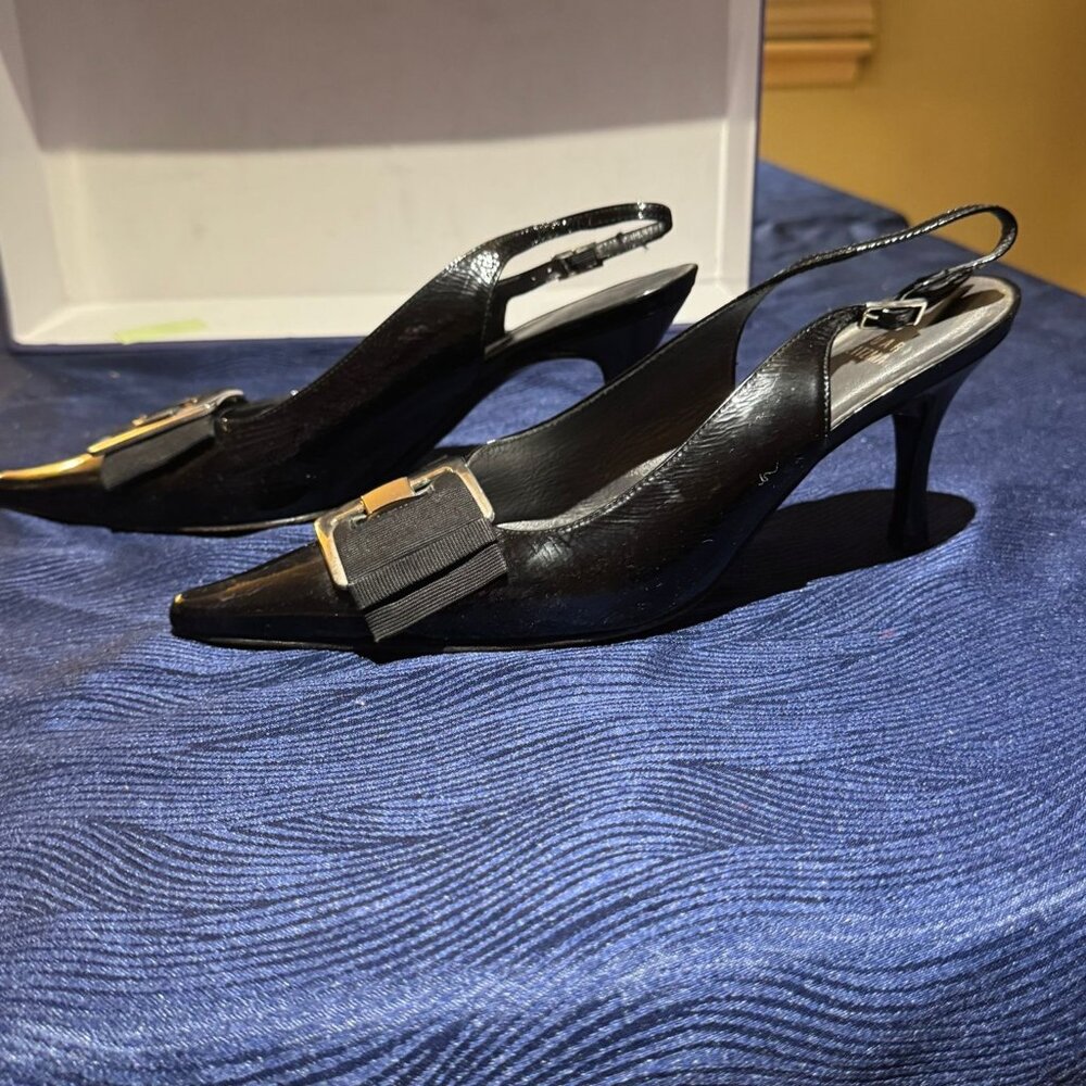 Stuart Weitzman Pointy Patent Slingback Heels w/Grosgrain Buckle– Size 9W